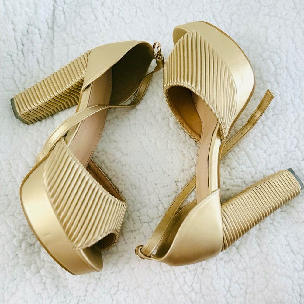 SHEIN Gold Heels with Chunky Block Heel and Ribbed Texture